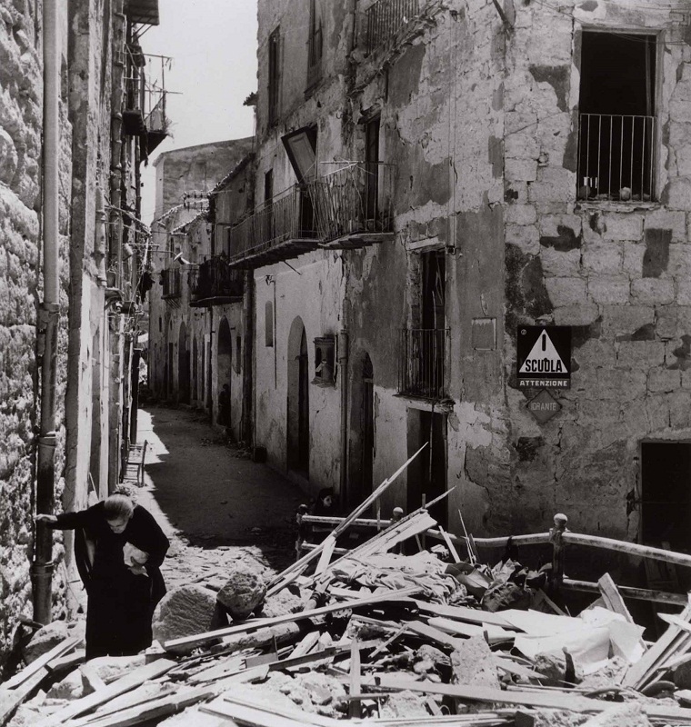Anziana donna tra le rovine di Agrigento, 17-18 luglio 1943 - An old lady finding her way trough the ruins, Agrigento July 17-18  1943