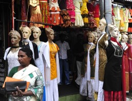 WEST AGAIN Tamil Nadu, southeastern India: clothing retailers are offering Western models of mass consumption...!