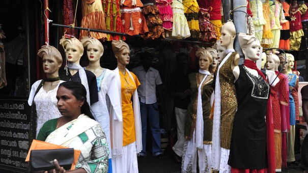 Tamil Nadu, India sudorientale: i negozianti di abbigliamento propongono modelle occidentali… di consumo!