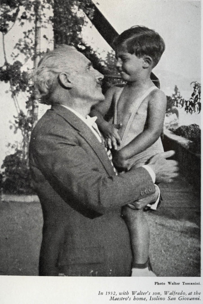 Nel 1932 col nipote Walfredo, figlio di Walter, nella sua casa a Isolino San Giovanni.