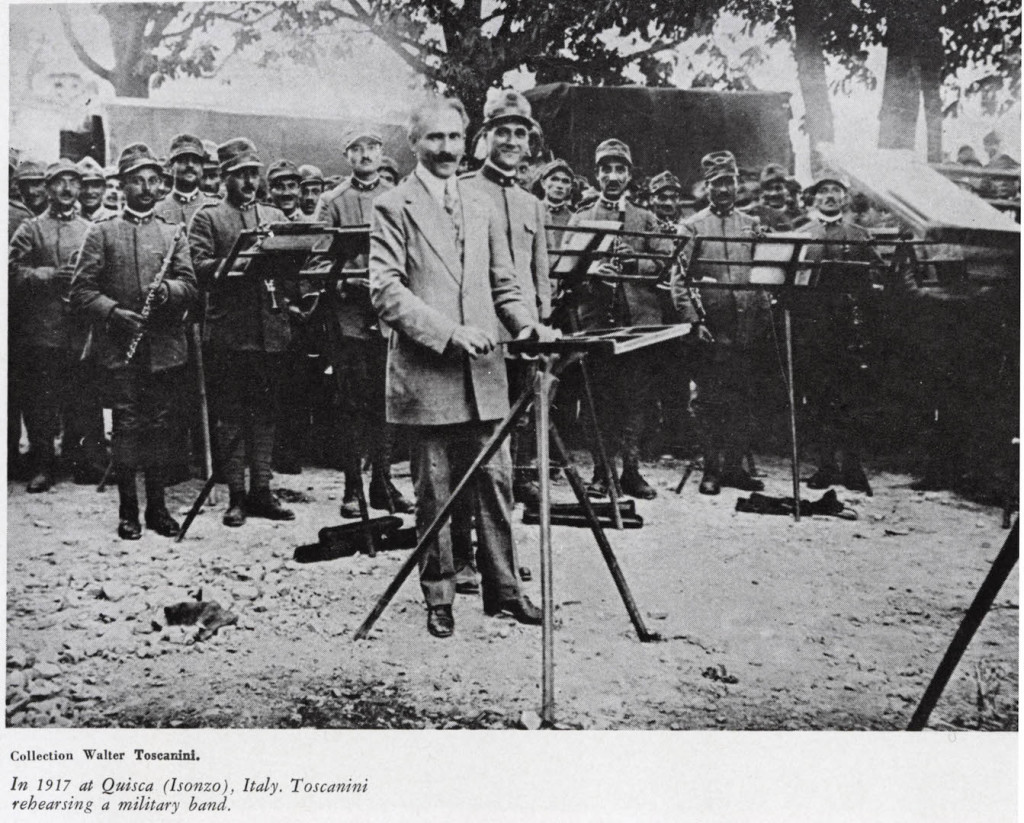 Nel 1917, a Quisca (Isonzo), Toscanini dirige le prove di una banda militare.