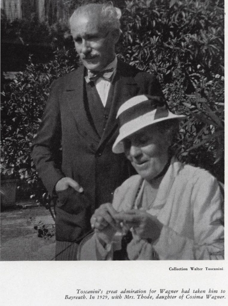 La grande ammirazione di Toscanini per Wagner lo portò a Bayreuth nel 1929. Qui è ritratto con la Sig.ra Thode, la figlia di Cosima Wagner.
