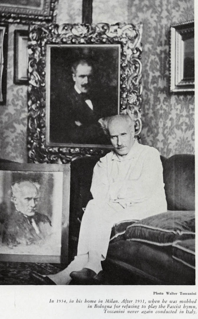 Nel 1934 nella sua casa di Milano. Dopo il 1931, quando fu "costretto" a Bologna per essersi rifiutato di eseguire l'inno fascista, Toscanini non diresse più in Italia.