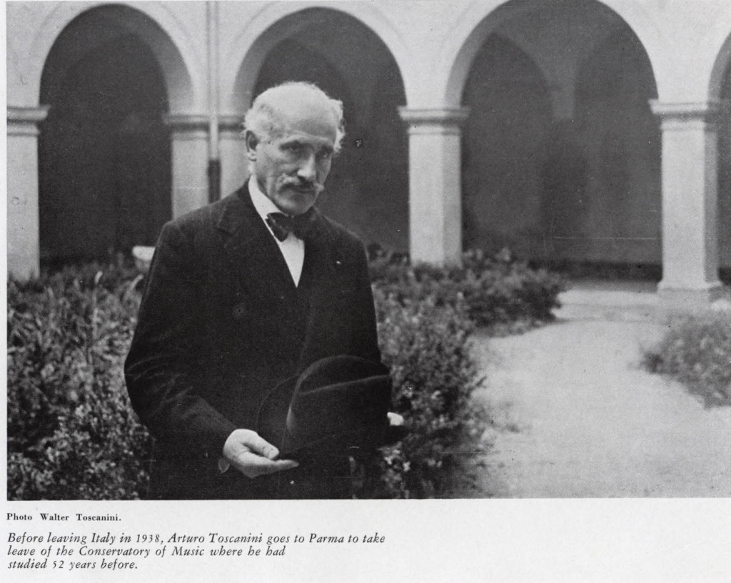 Prima di lasciare l'Italia, nel 1938, Toscanini si reca in visita, a Parma, per accomiatarsi dal Conservatorio dove aveva studiato 52 anni prima.